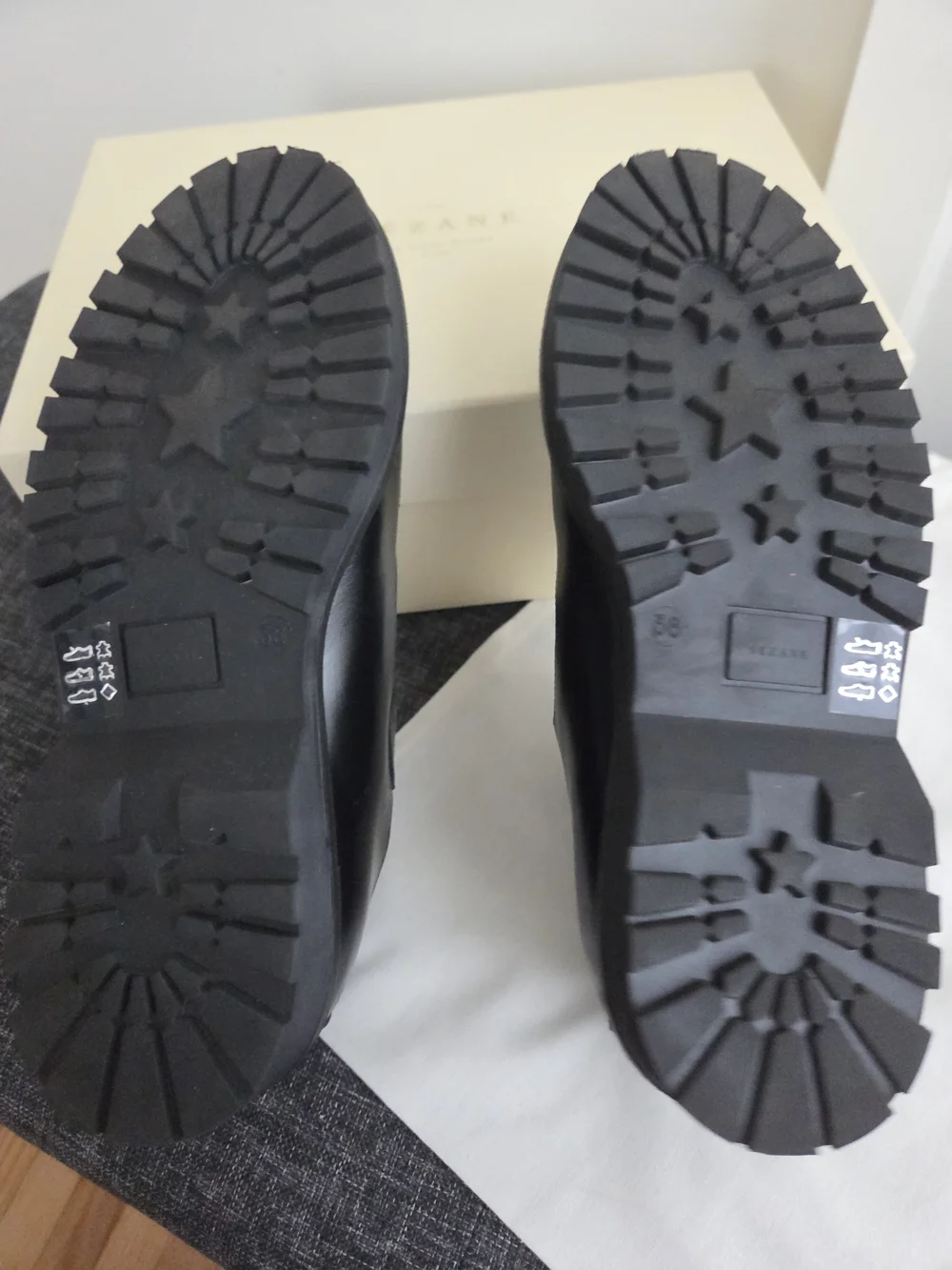 Sézane Violette Babies in Glossy Black - Picture 7 of 8